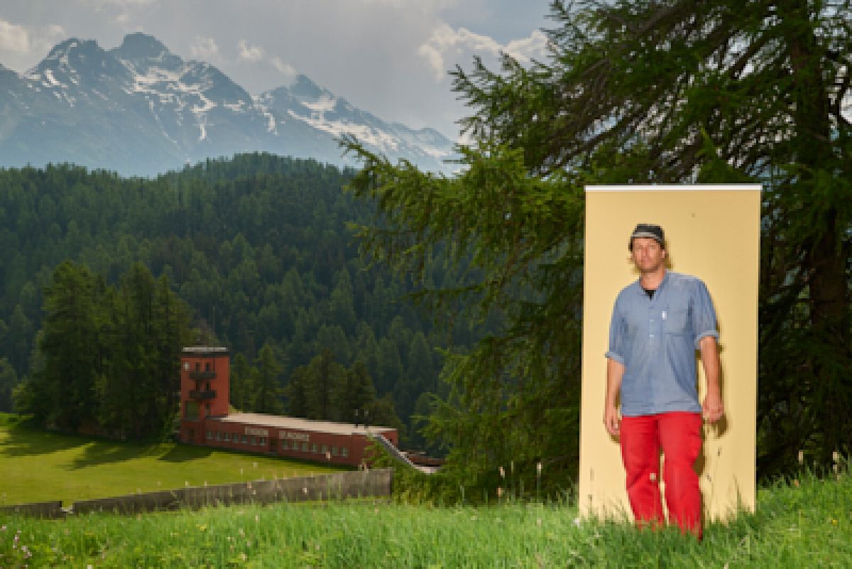 Selbstporträt im Outdoor Foto Studio oberhalb des Olympiastadions in St. Moritz, Graubünden, Schweiz.