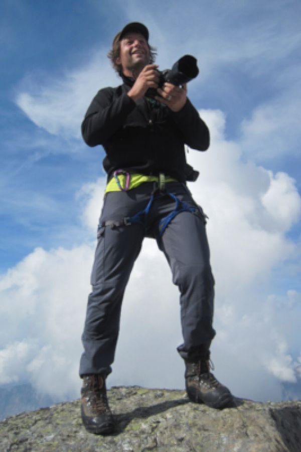 Yannick fotografiert auf dem Gipfel des Vorder Tierberg, 3'090m.